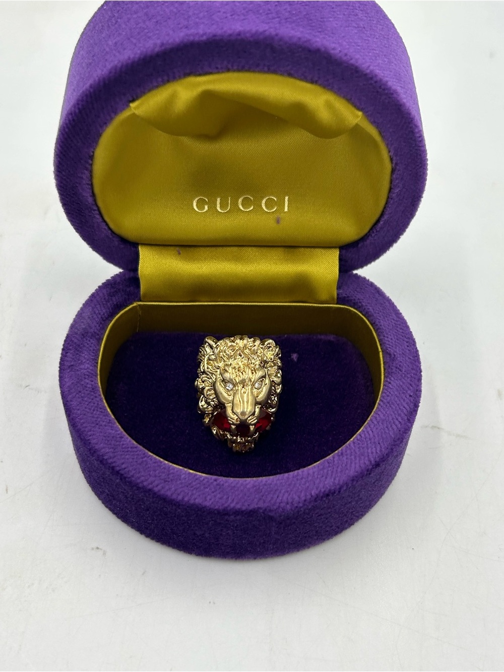 Unisex, Gucci, gold tone prominent lion head motif with red crystal size 6 Italy
